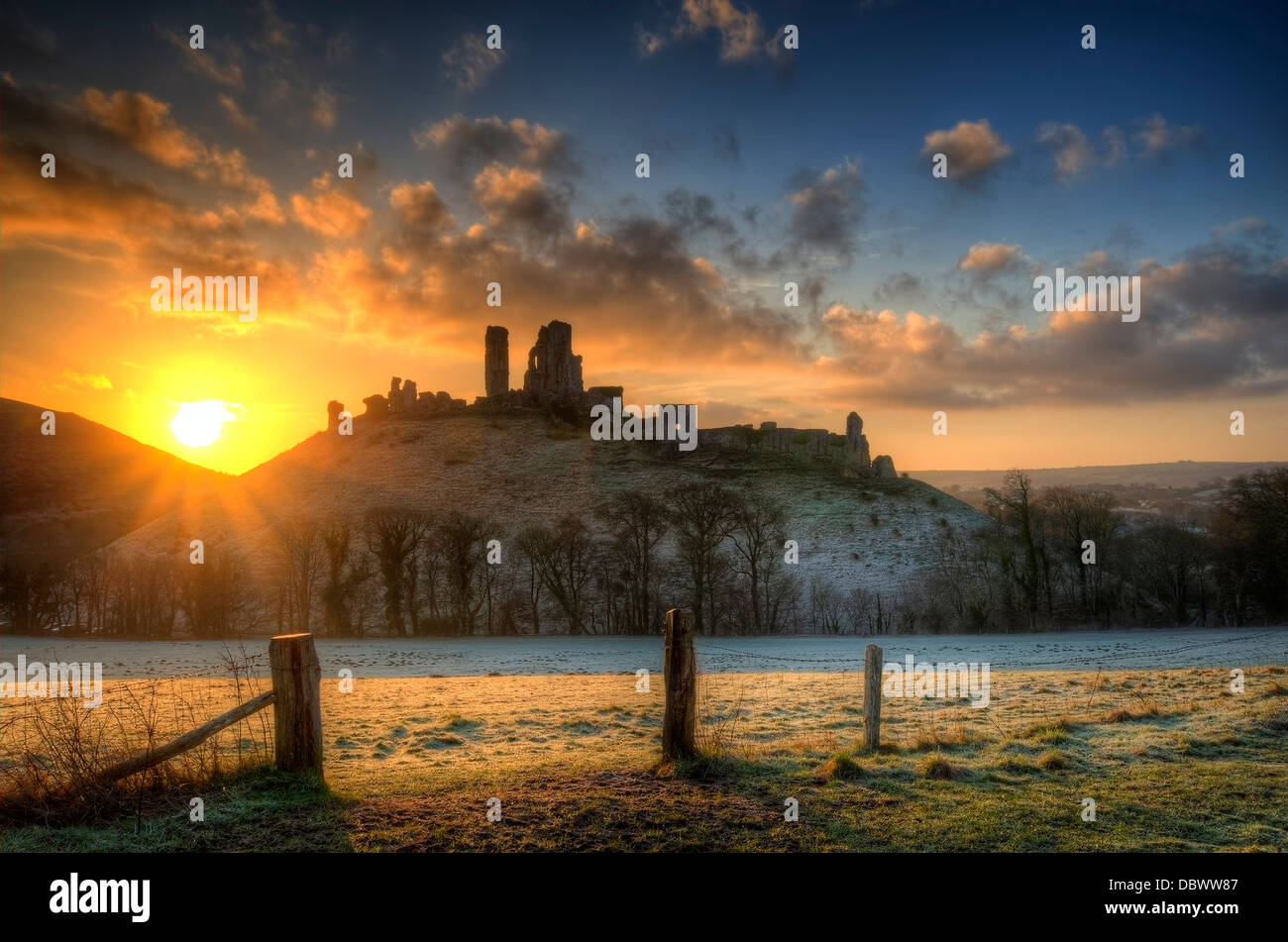 Lever de soleil sur l'hiver Corfe Castle. Banque D'Images