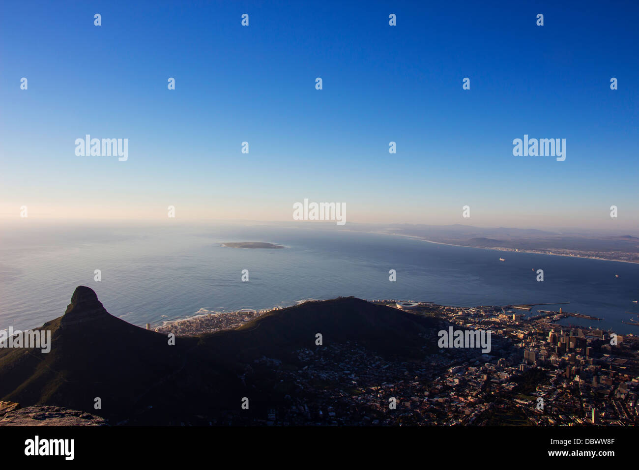 La vue de la tête de lion, une partie de la ville du Cap et l'île de Robben Island à partir du haut de la Montagne de la table au coucher du soleil Banque D'Images