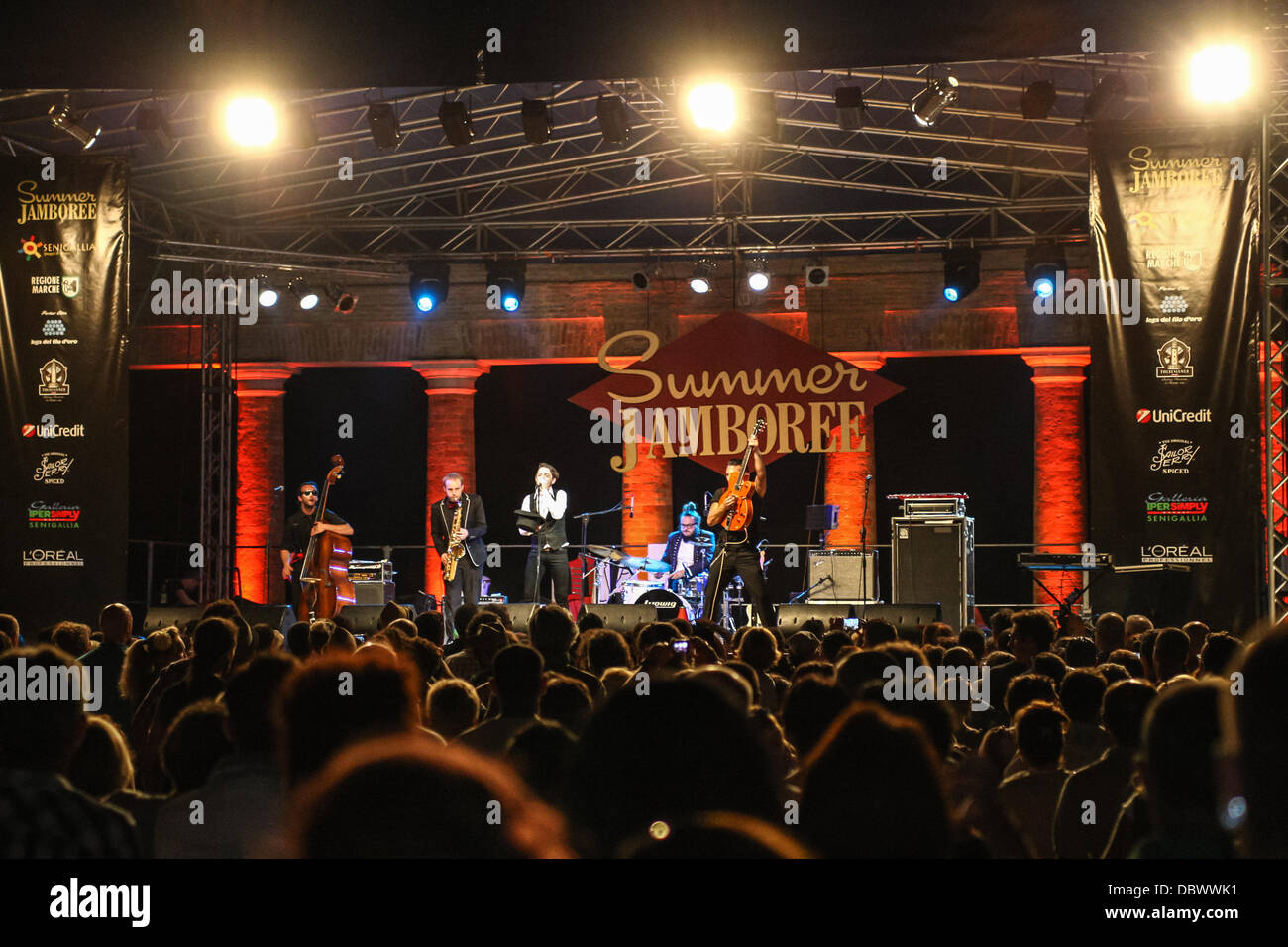 Senigallia, Italie. 2 Août, 2013. En attendant l'été [Jamboree International Festival 60's revival Rock & Roll], plus Steve et les gangsters, à Main stage in Foro Annonario, Italie le Août 04, 2013. Credit : Valerio Agolino/Alamy Live News Banque D'Images