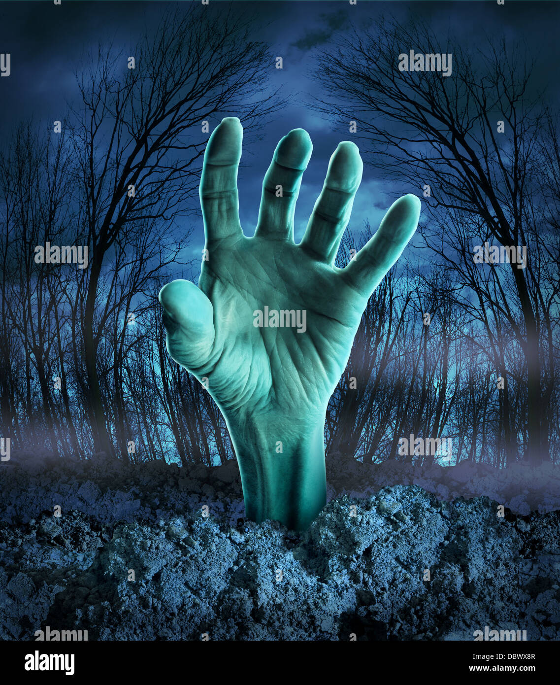 Main Zombie sortant de la terre dans une sombre forêt spooky avec