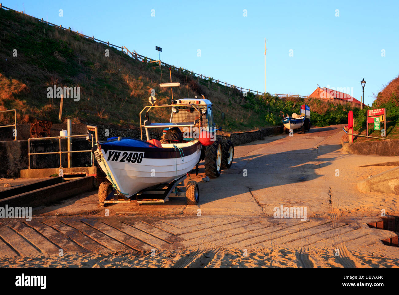 Une vue sur les bateaux de pêche côtière sur la côte nord du comté de Norfolk à East Runton, Norfolk, Angleterre, Royaume-Uni. Banque D'Images