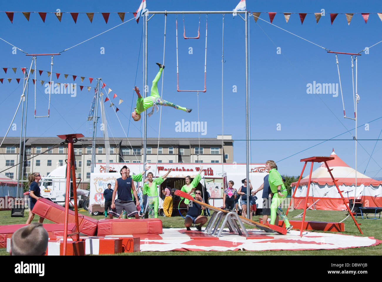 Seesaw lance Acrobat dans l'air haut, Wenatchee Cirque Jeunesse somersault, rendement, d'Ellensburg, Washington, USA Kittitas Banque D'Images