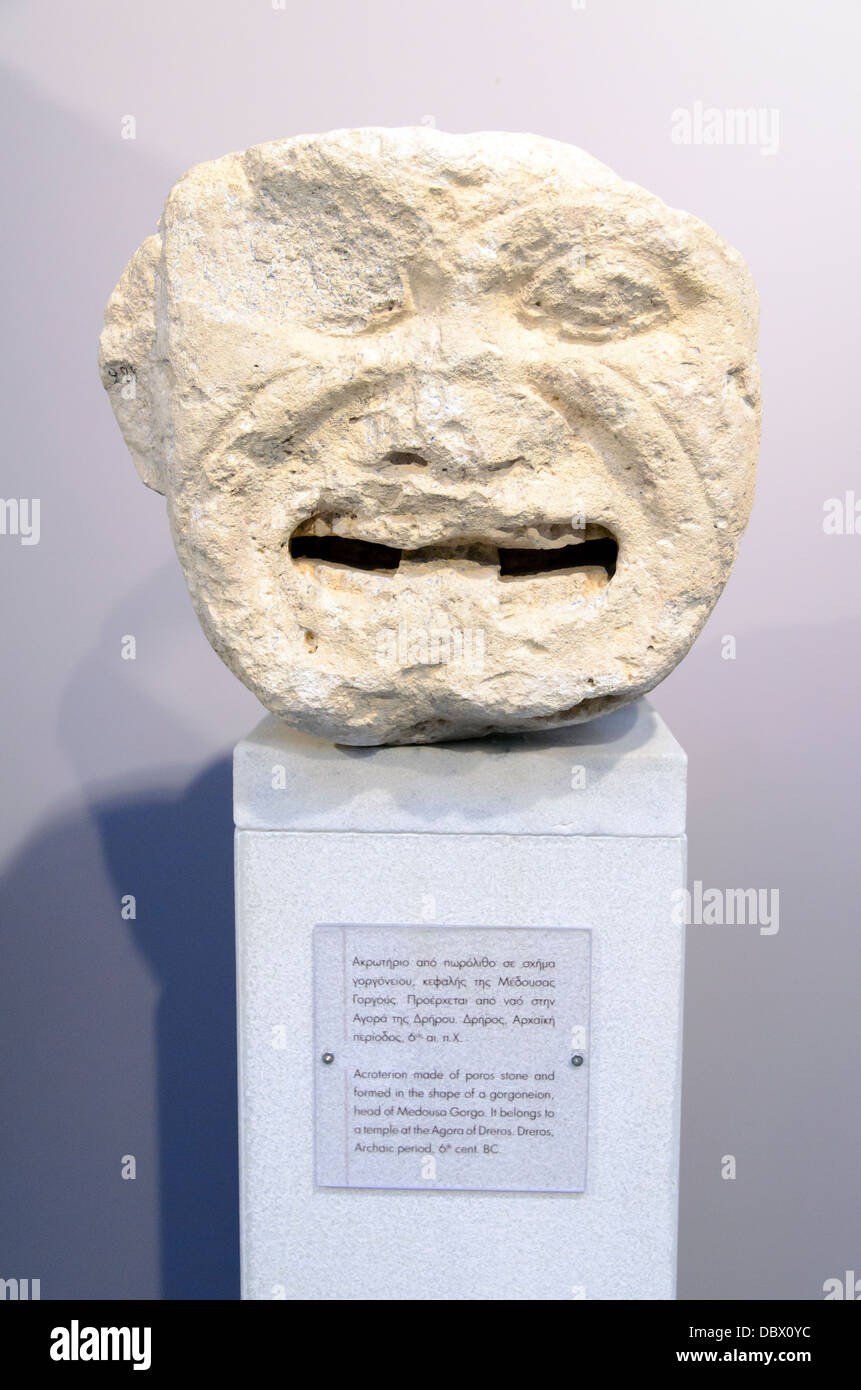 Acroterion faite de Poros et pierre formé dans la forme d'un gorgoneion, tête de Méduse Gorgo. Il appartient à un temple à l'Agora de Dreros. Dreros, Période archaïque, 6e 100. BC. Musée Archéologique d'Héraklion - Crète, Grèce Banque D'Images