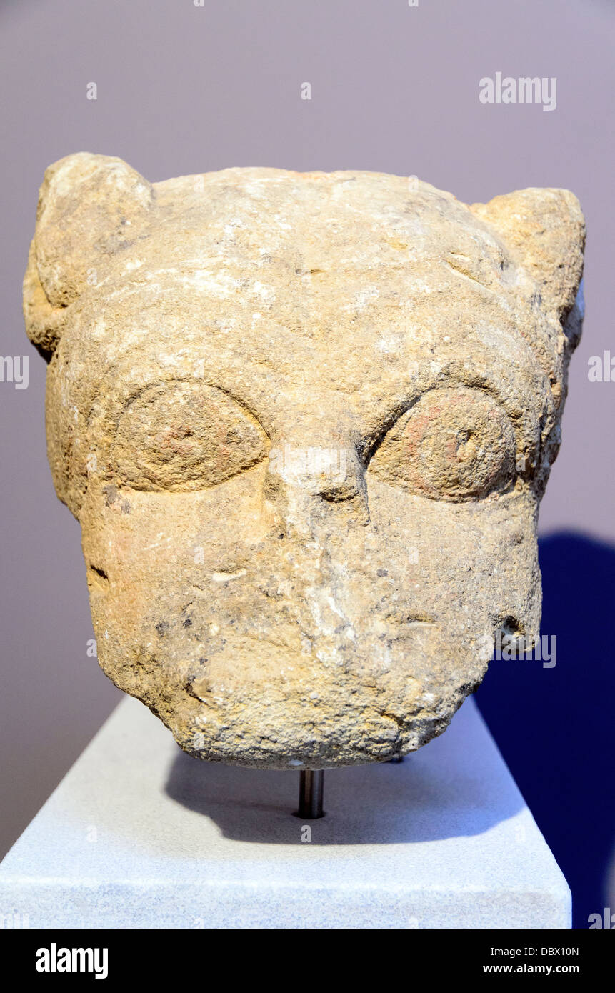 Fragment d'une tête de lion en pierre de Poros. Il a fait partie de l'ornementation architecturale d'un bâtiment, peut-être un coin gutter. Phaistos, Période archaïque. fin 7e - début 6e 100. BC. Musée Archéologique d'Héraklion - Crète, Grèce Banque D'Images