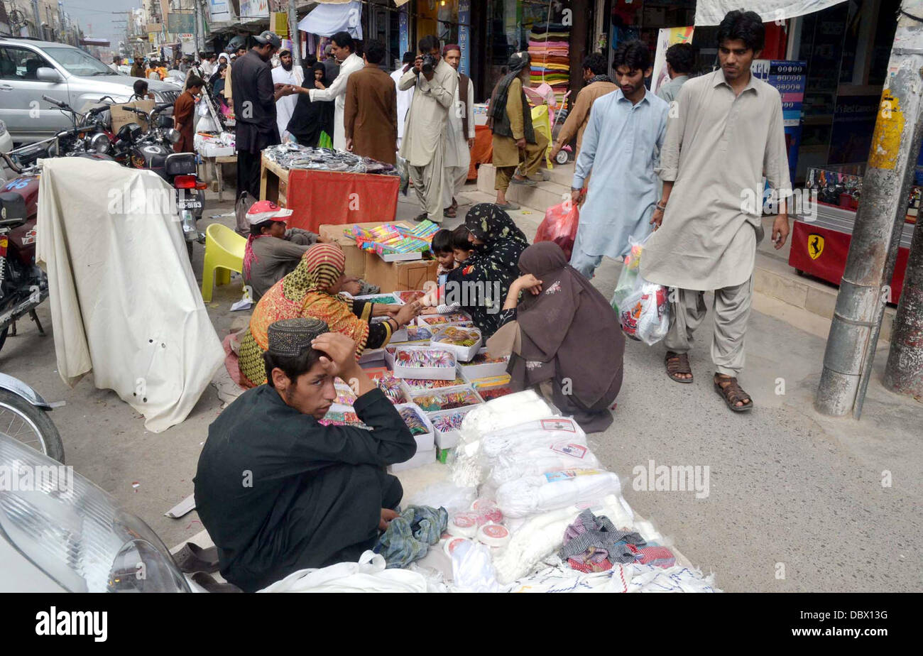 Les gens occupés dans l'aïd shopping à un blocage de la route à l'avenir du marché de l'aïd- ul-Fitar pendant le mois sacré du Ramadan-ul-Moubarak à Quetta le lundi, Août 05, 2013. Banque D'Images