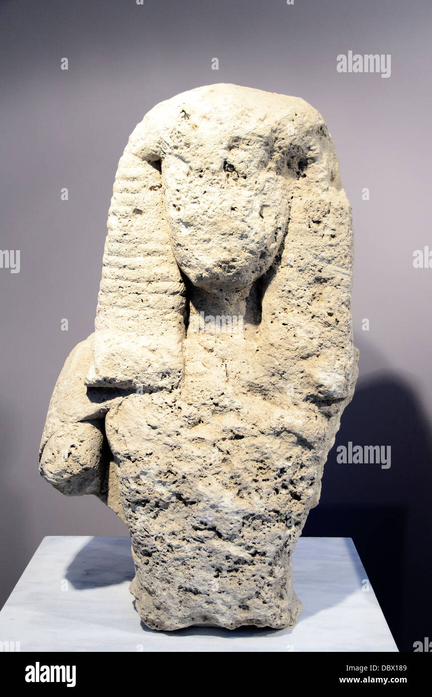 Haut du corps d'une femme plus de statue faite de Poros, Pierre. Il porte une ceinture et epiblema une cape, conservé au fil de l'épaule droite. Typiques de l'époque, le "aedelic' coiffure est rendue avec incision horizontale et oblique. Encoches à l'arrière indiquent que la statue était attaché à quelque édifice. C'est la seule statue surdimensionnée jusqu'à présent découvert en Crète. Astretsi, Période archaïque, 7e 100. Musée Archéologique d'Héraklion, C.-B. - Crète, Grèce Banque D'Images