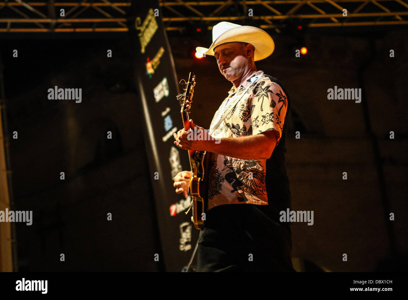 Senigallia, Italie. 2 Août, 2013. En attendant l'été [Jamboree International Festival 60's revival Rock & Roll], et le Ecco-Fonics Deke Dickerson, à Main stage in Foro Annonario, Italie le Août 04, 2013. Credit : Valerio Agolino/Alamy Live News Banque D'Images