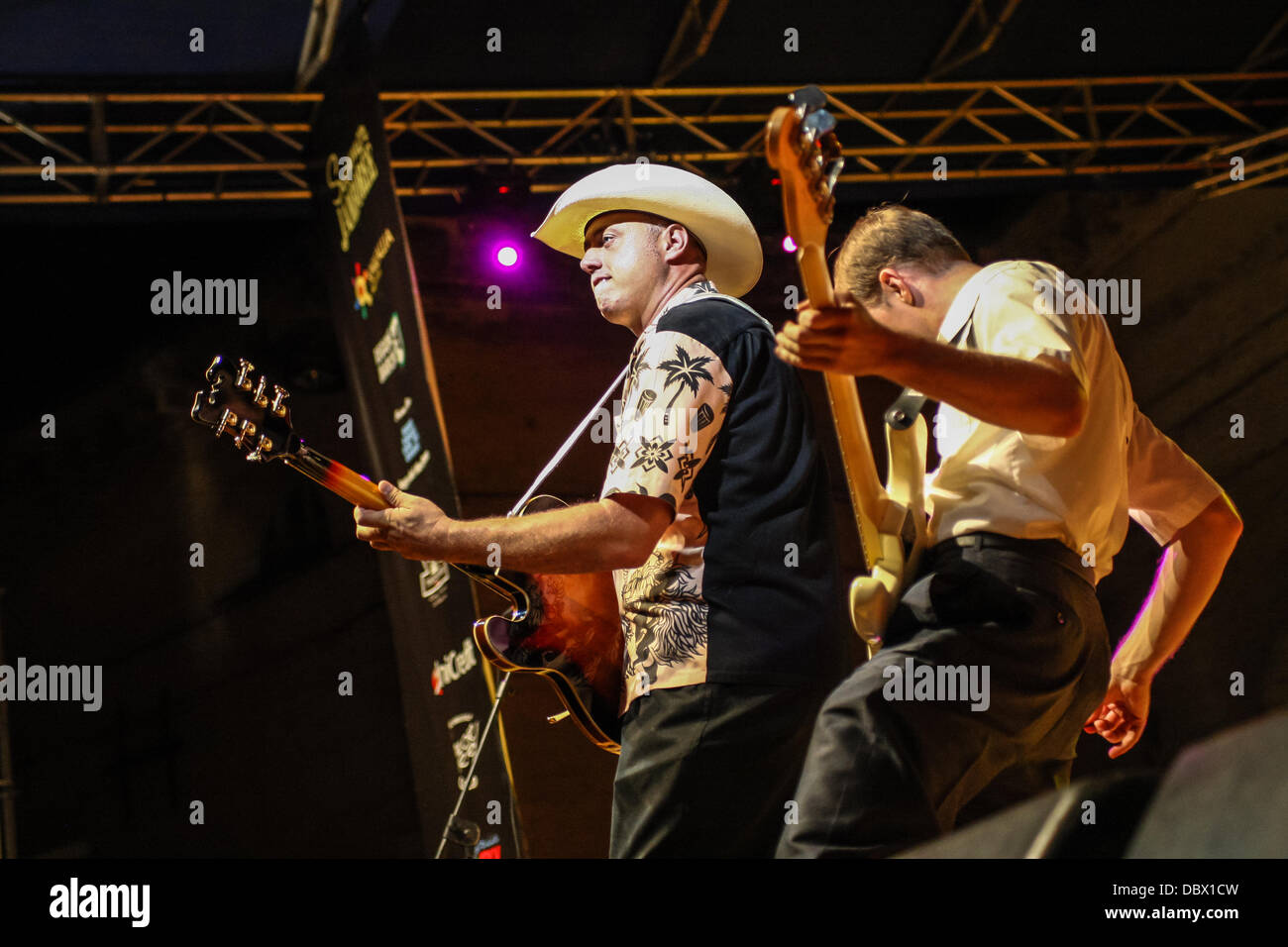 Senigallia, Italie. 2 Août, 2013. En attendant l'été [Jamboree International Festival 60's revival Rock & Roll], plus Steve et les gangsters plus Ecco-Fonics Deke Dickerson et la scène principale, à in Foro Annonario, Italie le Août 04, 2013. Credit : Valerio Agolino/Alamy Live News Banque D'Images