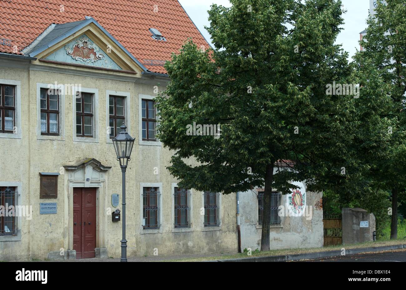 Vue de la maison où le poète, peintre et artiste de cabaret Hans Gustav Boetticher (1883-1943), alias Joachim Ringelnatz, est né à Wurzen, Allemagne, 31 juillet 2013. La ville de Wurzen sera l'hôte des célébrations de Boetticher's 130e anniversaire au début et d'août. Photo : Peter Endig Banque D'Images
