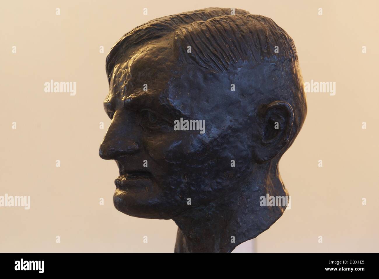 Un buste du poète, peintre et artiste de cabaret Hans Gustav Boetticher (1883-1943), alias Joachim Ringelnatz, est illustré à Wurzen, Allemagne, 31 juillet 2013. La ville de Wurzen sera l'hôte des célébrations de Boetticher's 130e anniversaire au début et d'août. Photo : Peter Endig Banque D'Images