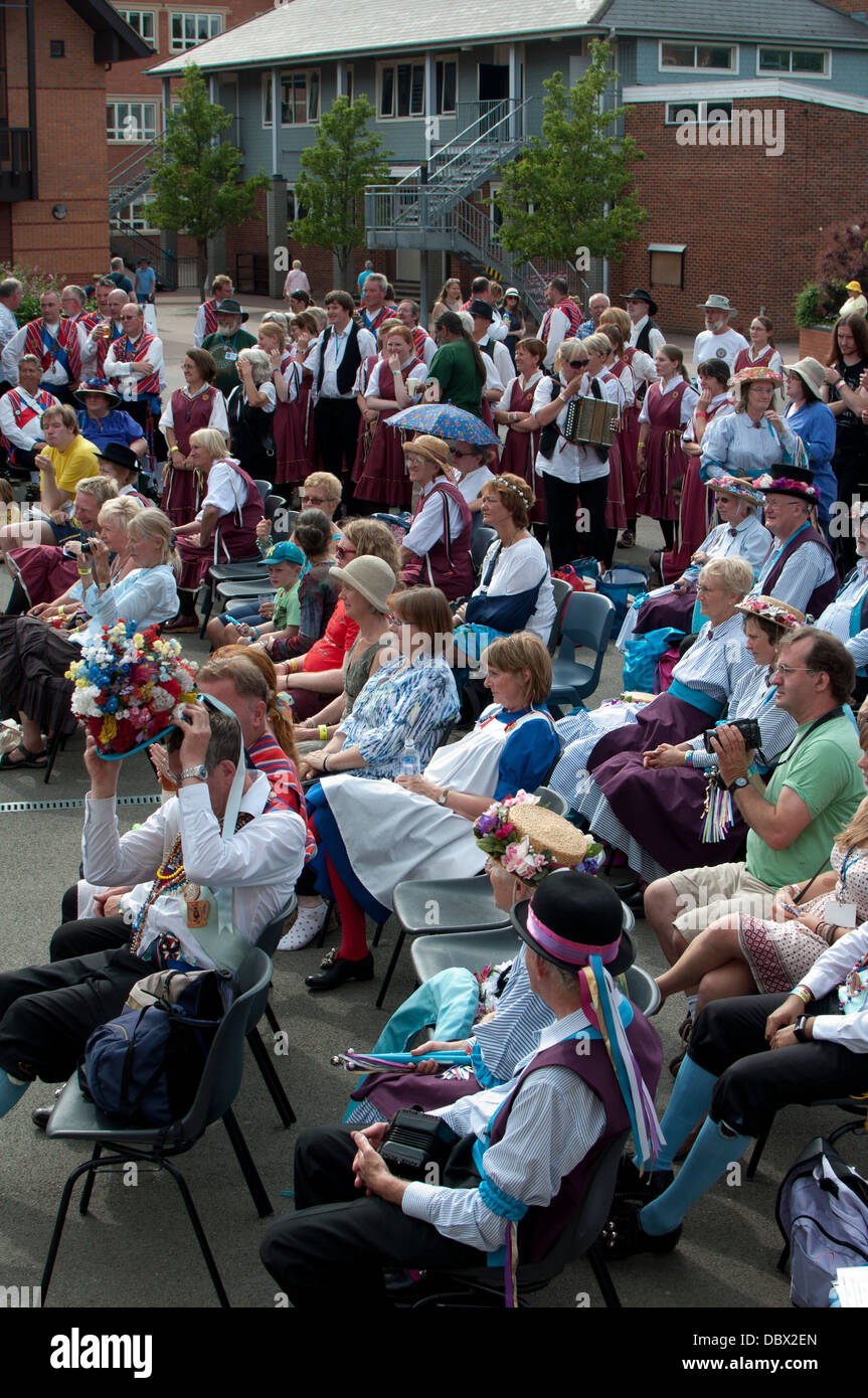 Les gens qui regardent la danse folklorique à la Warwick Folk Festival, Warwick, Royaume-Uni Banque D'Images