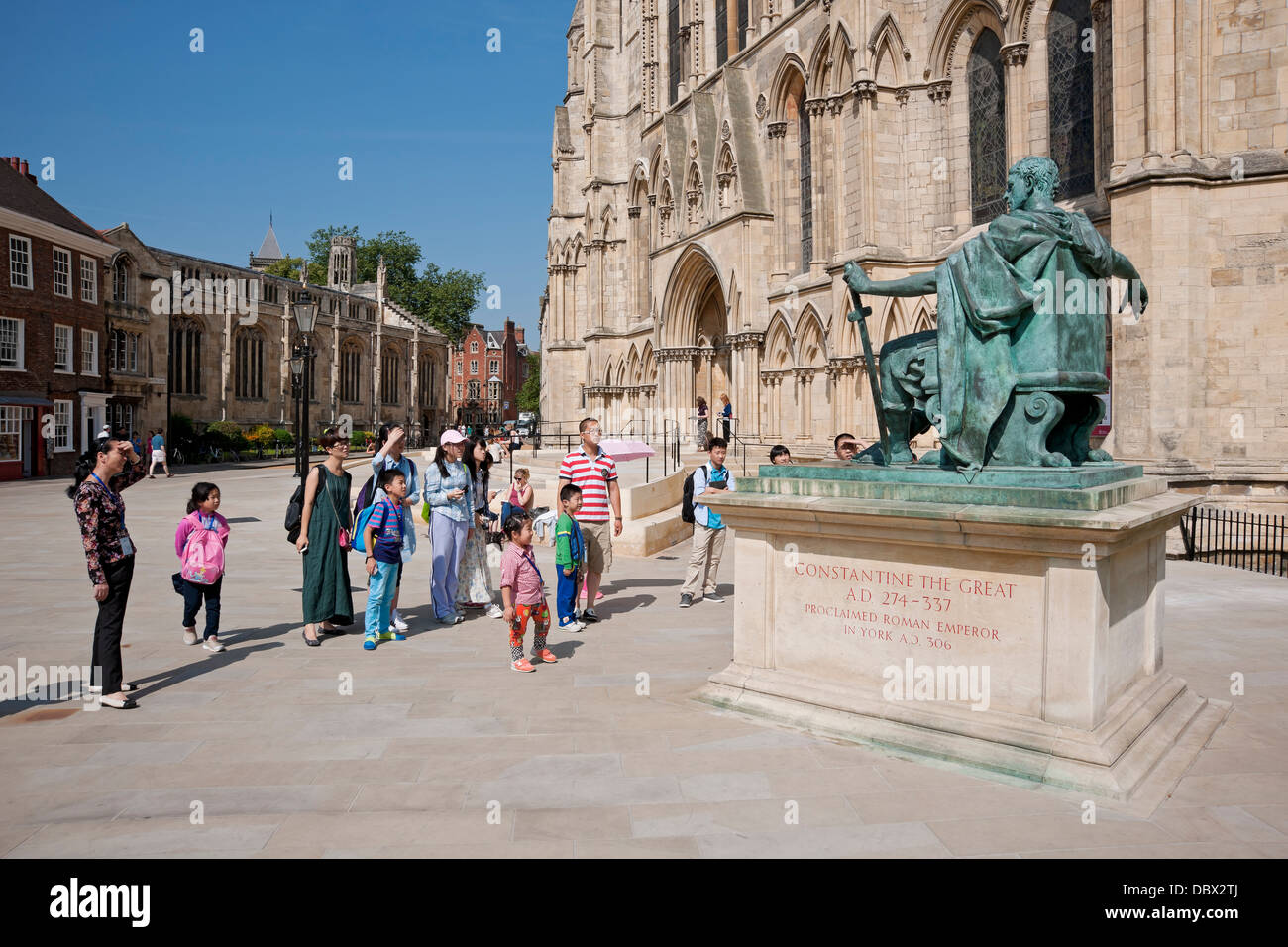 Gens touristes visiteurs regardant la statue de Constantine le Grand Au transept sud de York Minster en été York North Yorkshire Angleterre Royaume-Uni Banque D'Images