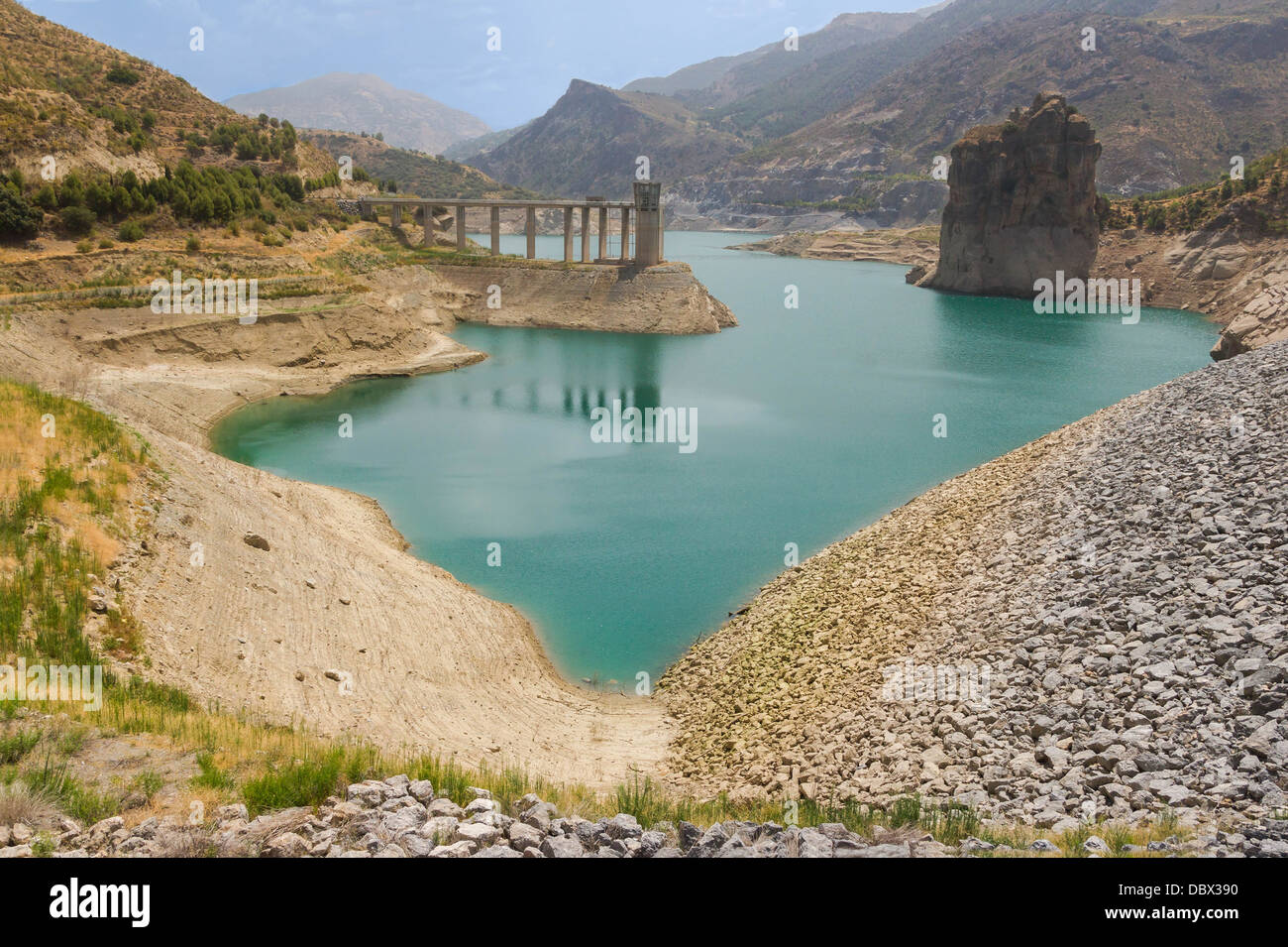 'L'embalse de Canales', comme vu du barrage sur la rivière Genil, août 2012, la Sierra Nevada, Andalousie, espagne. Banque D'Images