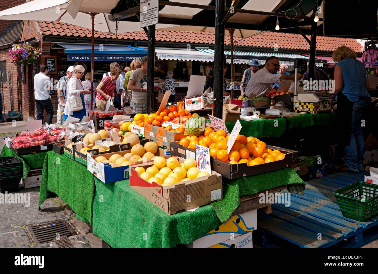 Fruits frais à vendre sur le marché extérieur décrochage en été York North Yorkshire Angleterre Royaume-Uni GB Grande-Bretagne Banque D'Images