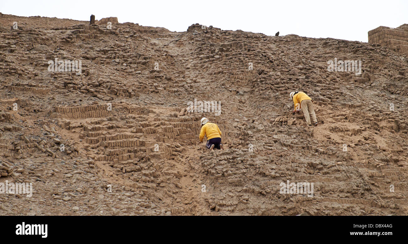 Deux archéologues creusant les restes de Huaca Pucllana, un ancien temple dans le quartier Miraflores de Lima au Pérou. Banque D'Images