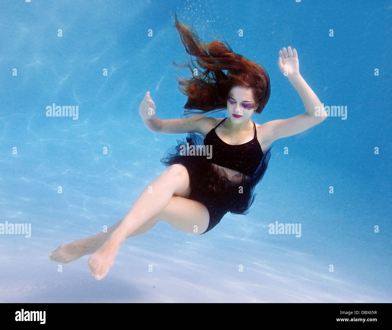 Photographie de mode sous-marin d'un modèle et danseuse dans l'eau Banque D'Images