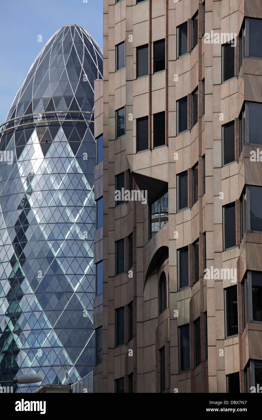 30 St Mary Axe gratte-ciel, ou le Gherkin, au quartier financier, London, UK Banque D'Images
