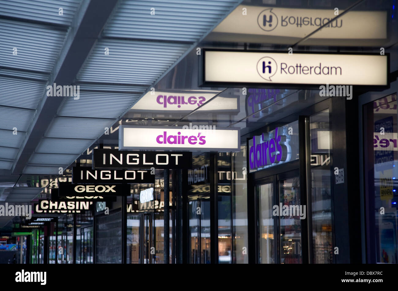 Les enseignes lumineuses des magasins Rotterdam Pays-Bas Banque D'Images
