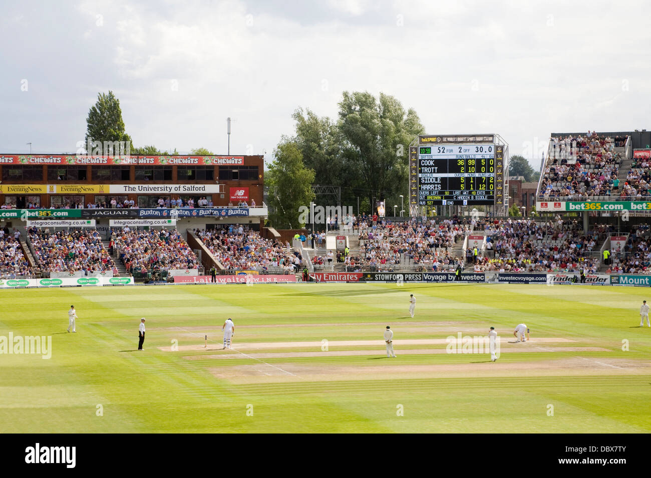 Les supporters de Manchester Lancashire County Cricket Club Unis stade Old Trafford pour l'Angleterre contre l'Australie Ashes Cricket Banque D'Images