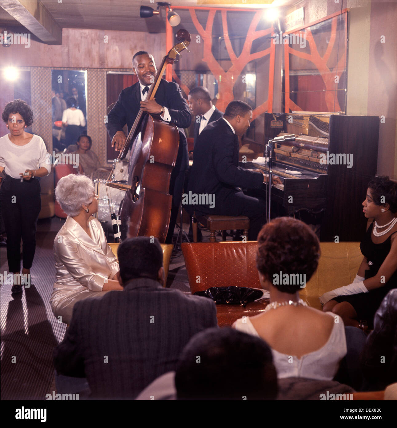 JAZZ CLUB BANDE NOIR SALON PUBLIC africains-américains 1960 Rétro 1960 Banque D'Images