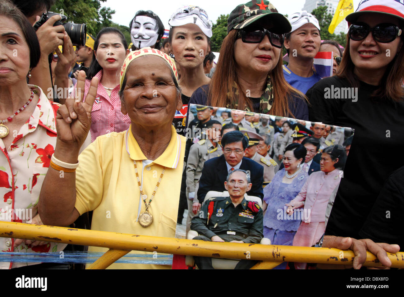 Bangkok, Thaïlande. 4 août 2013. Anti-Thaksin protestataire est titulaire d'une affiche de Thaï le Roi Bhumibol Adulyadej et la reine Sirikit lors d'un rallye. Plusieurs milliers de personnes à partir de la soi-disant "armée du peuple contre le régime Thaksin' ont réunis au Parc Lumpini pour un rassemblement anti-Thaksin. Un Sahakorn Crédit : Piti/Alamy Live News Banque D'Images