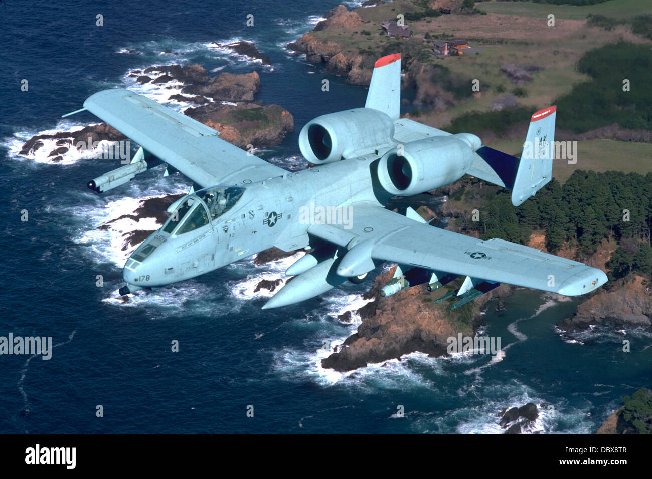 A-10 Thunderbolt de l'USAF volant au-dessus de l'eau Banque D'Images