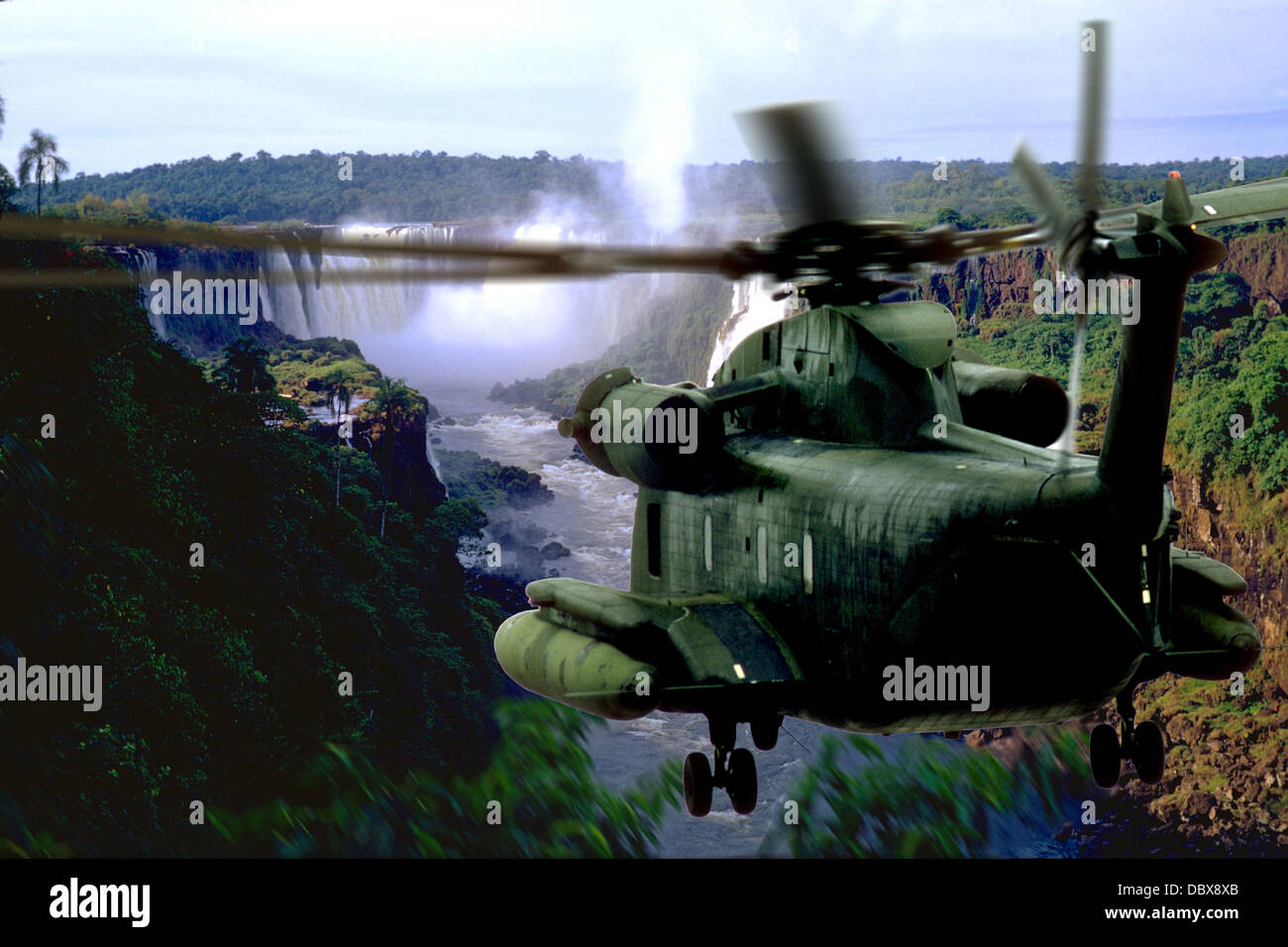 L'USMC SEA STALLION HELICOPTER FLYING PAR CASCADE Banque D'Images