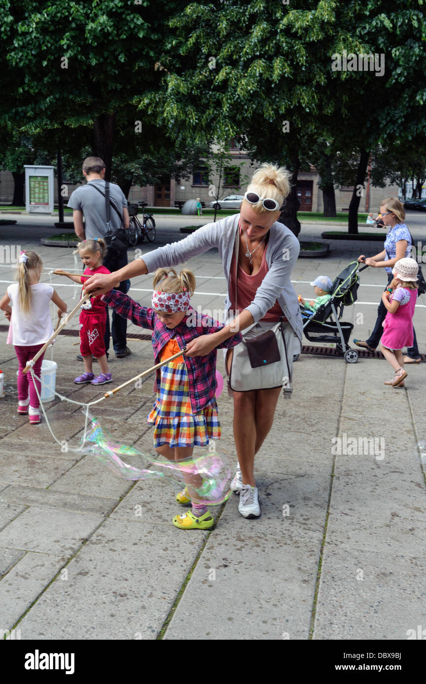 Les enfants avec des bulles de savon à Kaunas, Lituanie, Europe Banque D'Images