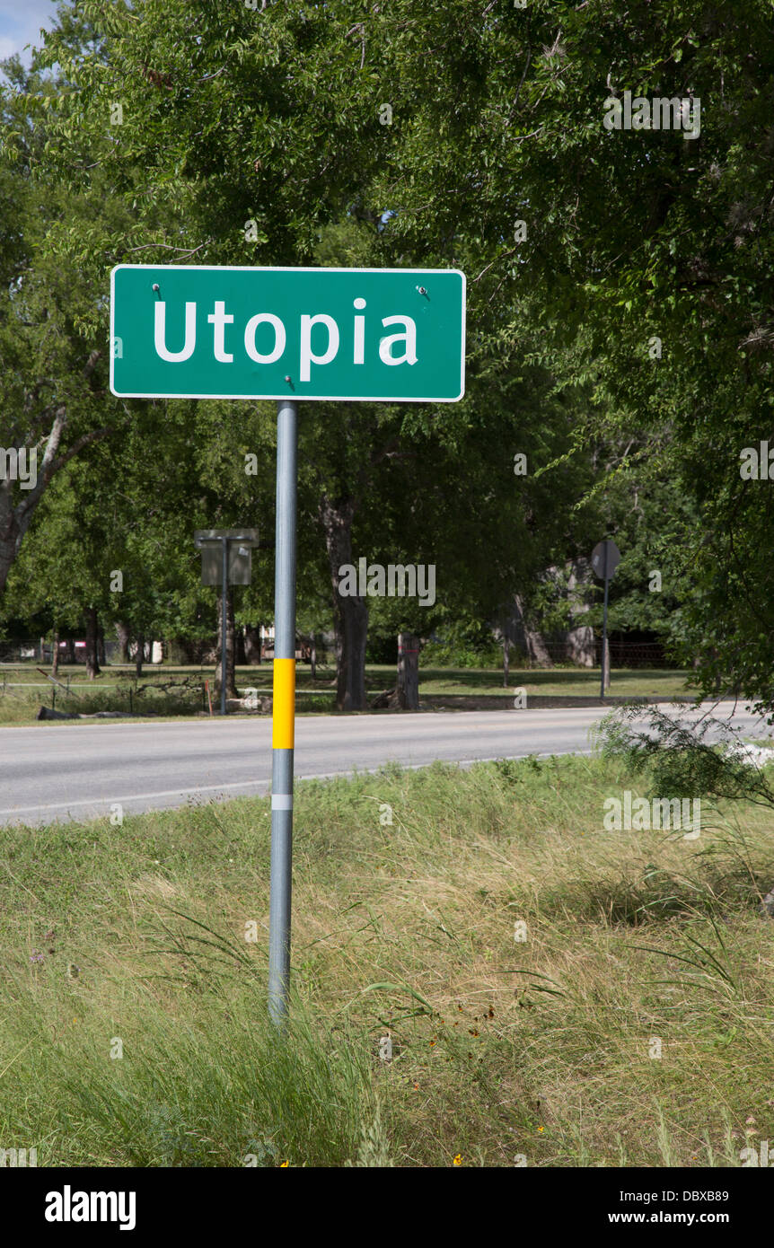 L'utopie, Texas - un signe se félicite les automobilistes à la ville d'Utopia dans le Texas Hill Country'. La ville a un peu plus de 200 habitants. Banque D'Images