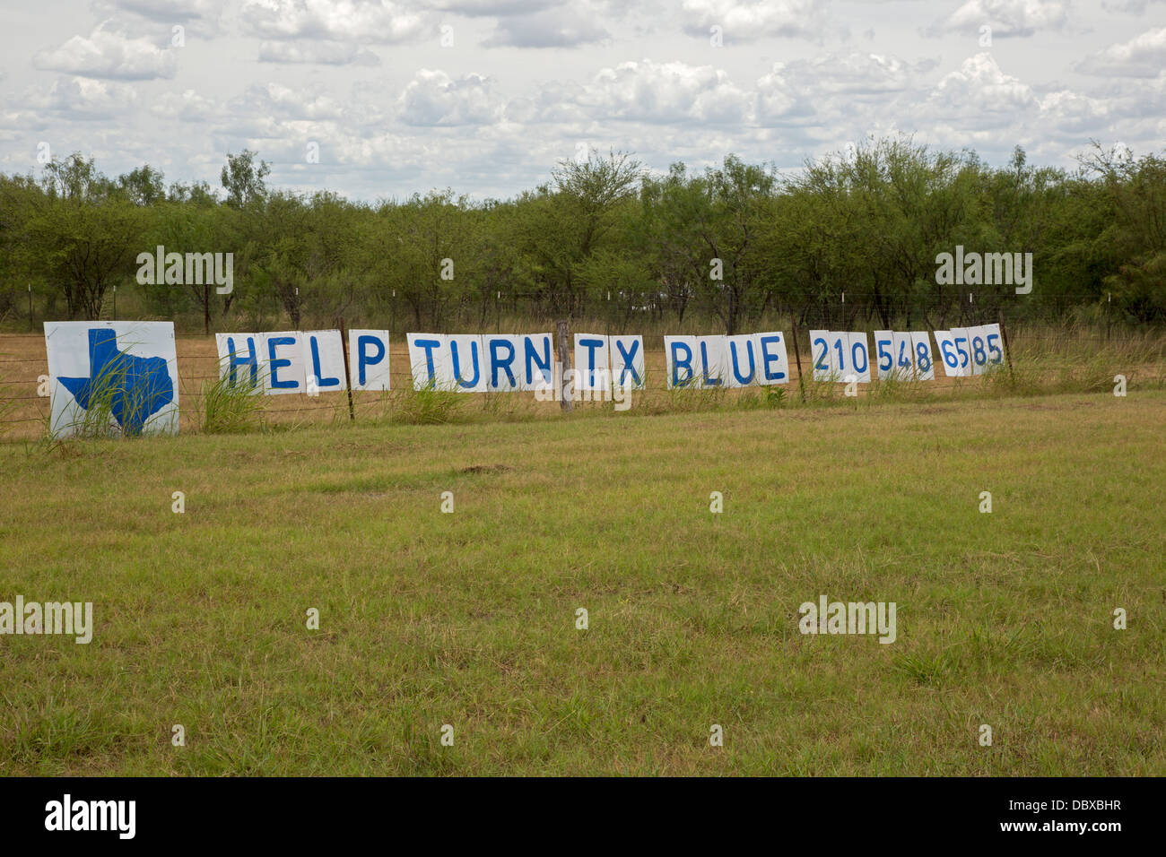 Castroville, Texas - un signe sur une clôture le long de la route appelle appui à la Texas Parti démocratique. Banque D'Images