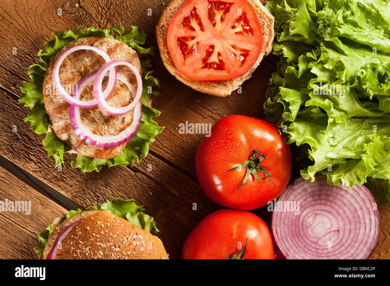 Hamburger de dinde maison sur un petit pain avec de la laitue et tomates Banque D'Images