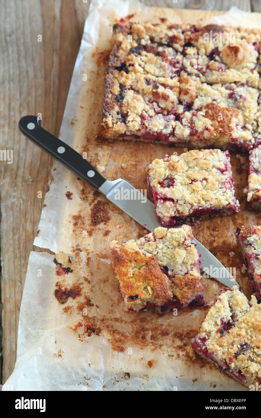 Gâteau crumble aux framboises et cassis Banque D'Images