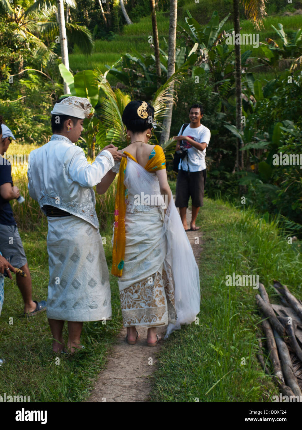 Prendre des photos de mariage dans les rizières en terrasses de Jatiluwih dans l'île de Bali, Indonésie Banque D'Images