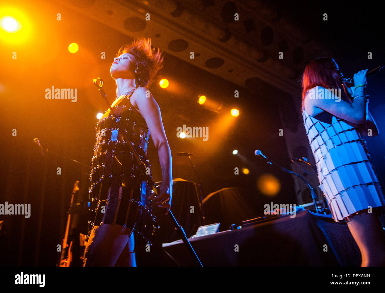 Caroline Hjelt et Aino Jawo de Icona Pop live au Metro à Chicago, IL 31 juillet 2013 Banque D'Images