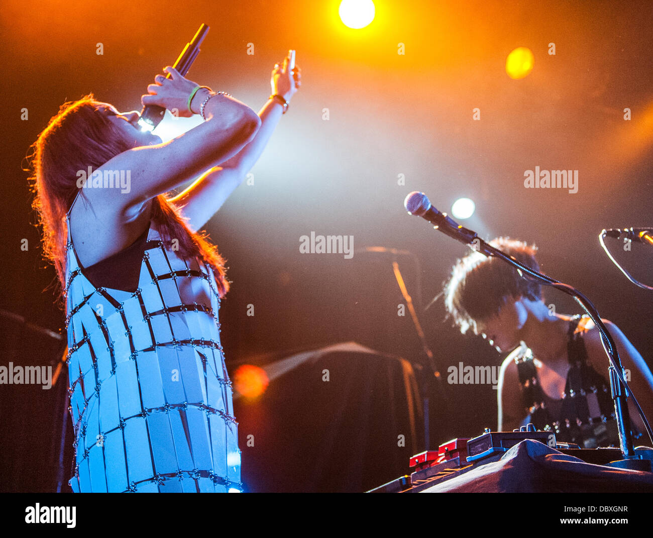 Caroline Hjelt et Aino Jawo de Icona Pop live au Metro à Chicago, IL 31 juillet 2013 Banque D'Images