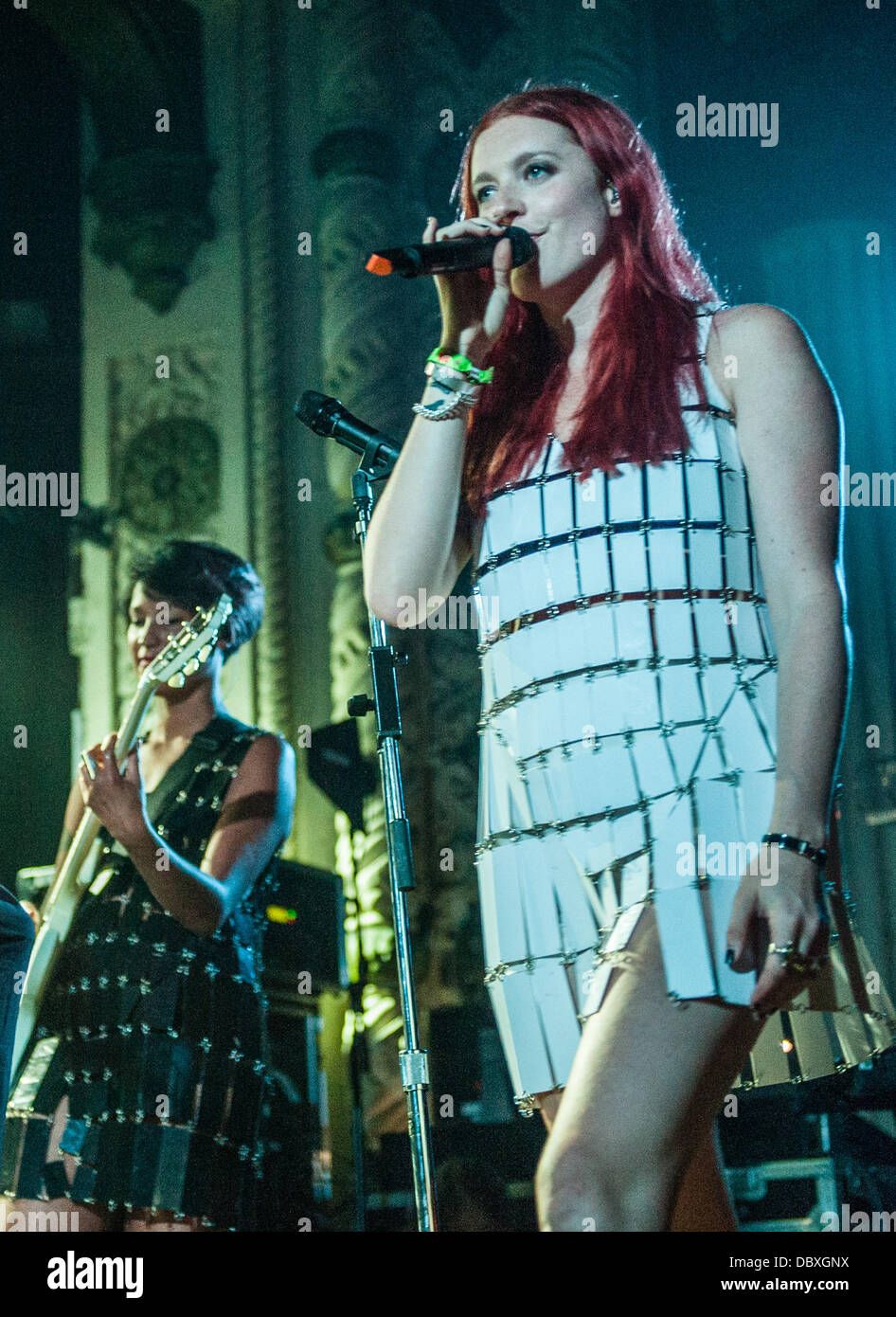 Caroline Hjelt et Aino Jawo de Icona Pop live au Metro à Chicago, IL 31 juillet 2013 Banque D'Images