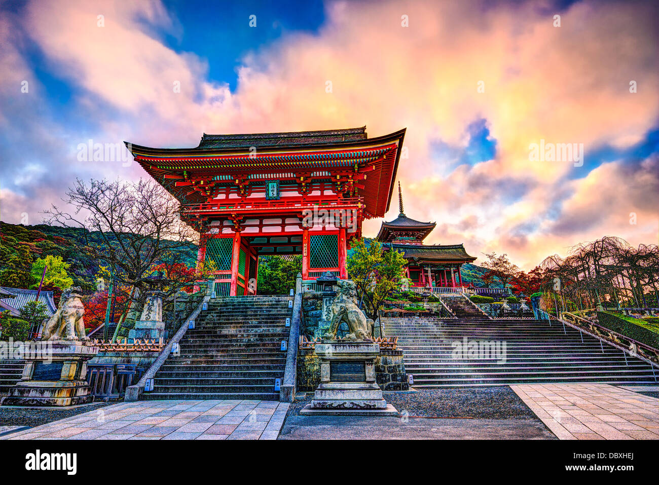 La porte de Temple Kiyomizu-dera à Kyoto, au Japon dans la matinée. Banque D'Images
