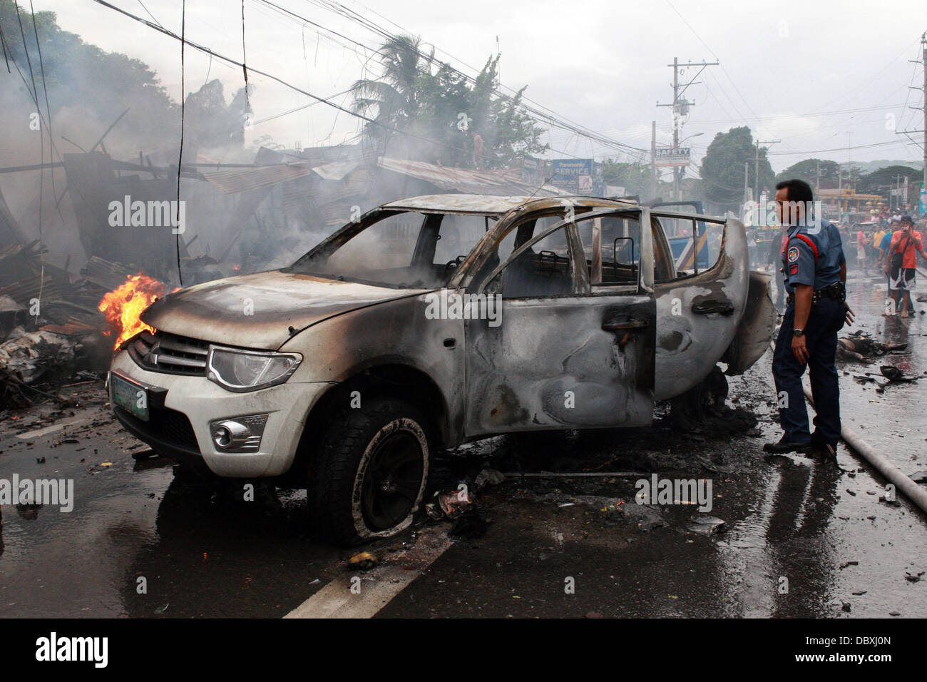 Cotabato, Philippines. 5 Août, 2013. Équipe de sauvetage arrive à la suite d'une explosion mortelle à la voiture piégée dans la rue animée de la ville de Cotabato Philippines du Sud. L'explosion a tué au moins six personnes et en ont blessé 29. Il a fait exploser une voiture comme adopté portant un fonctionnaire local, qui s'est échappé indemne. Il n'était pas clair si elle a été la cible. Cotabato est sur l'île de Mindanao, qui a été secoué par une 40 années de conflit entre les forces gouvernementales et les rebelles islamistes. C'est le deuxième attentat mortel sur Mindanao dans 10 jours. Une explosion dans la ville de Cagayan de Oro le 26 juillet a tué huit personnes. Banque D'Images