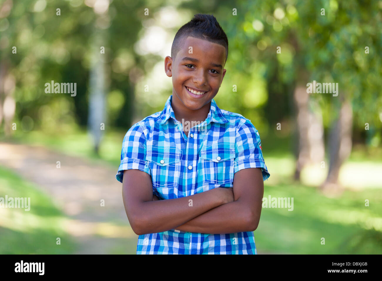 Outdoor portrait of a cute young black boy - peuple africain Banque D'Images