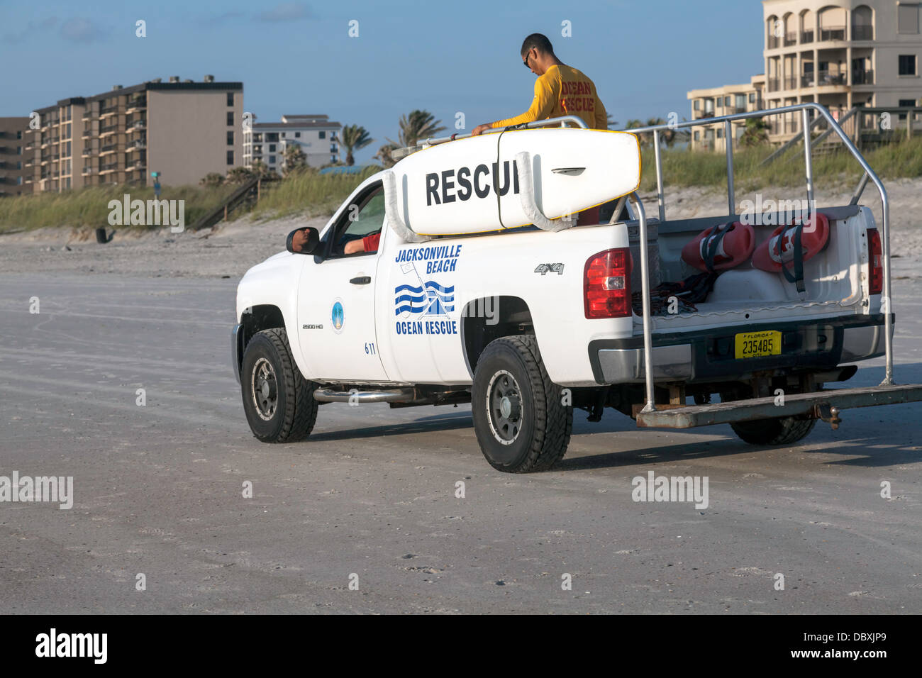 American Red Cross Volunteer Corps de Sauvetage véhicule de sauvetage de l'océan et le long de la plage de bénévoles. Banque D'Images