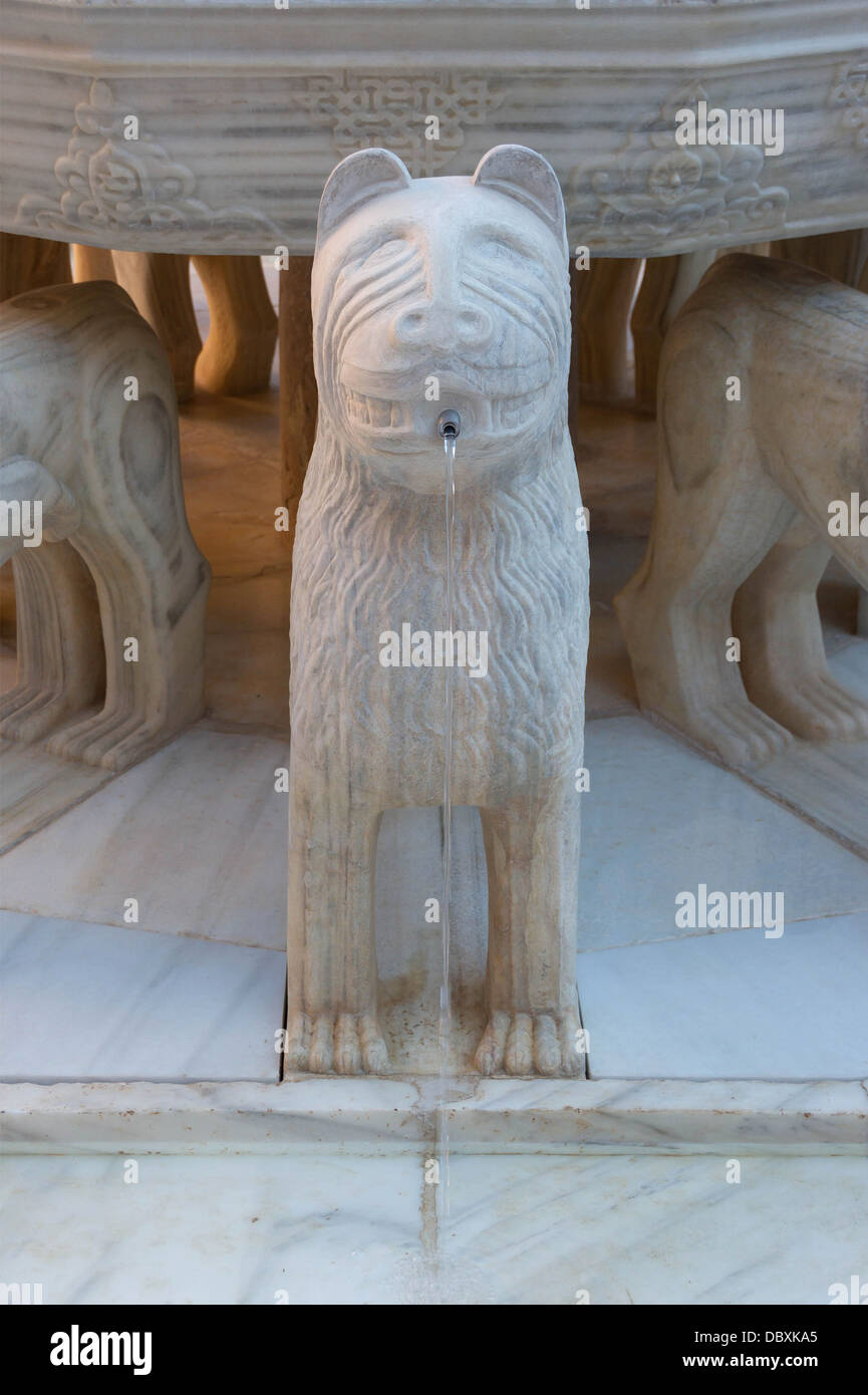 L'un des douze lions de la "Fontaine des Lions' le Patio de los Leones, après restauration, août 2012, à l'Alhambra, gra Banque D'Images