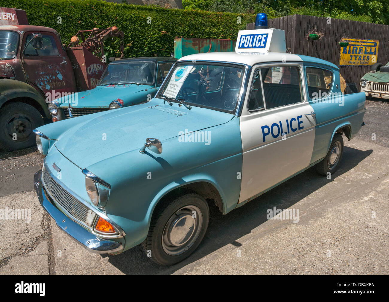 L'Angleterre, Yorkshire du Nord, Goatland, lieu de tournage de séries télé du rythme cardiaque, Ford Anglia Police utilisée dans les épisodes Banque D'Images