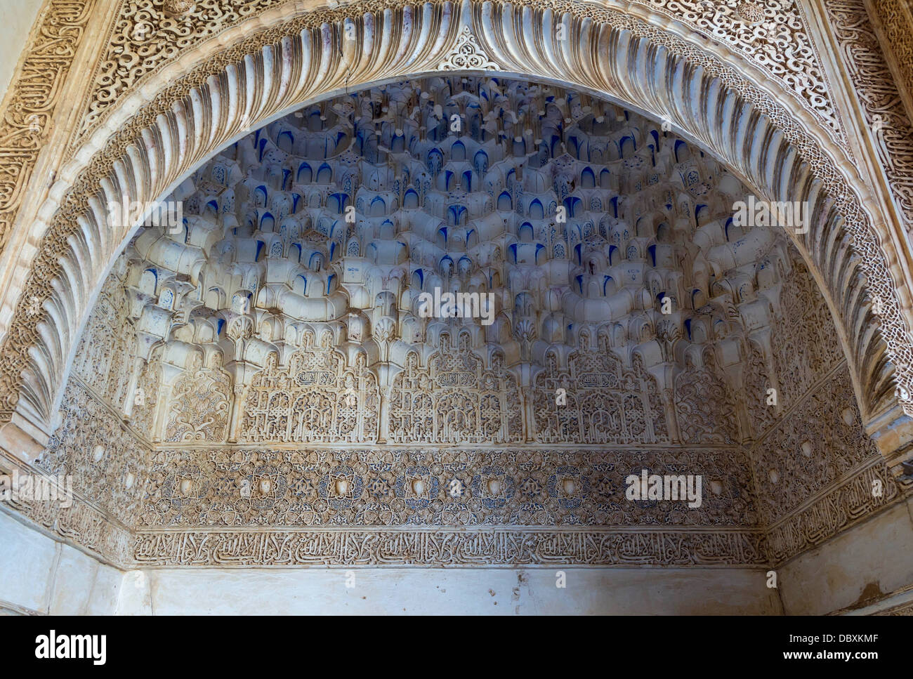 Détail du plafond d'une niche, palais Nasrides, Alhambra, Grenade, Espagne. Banque D'Images