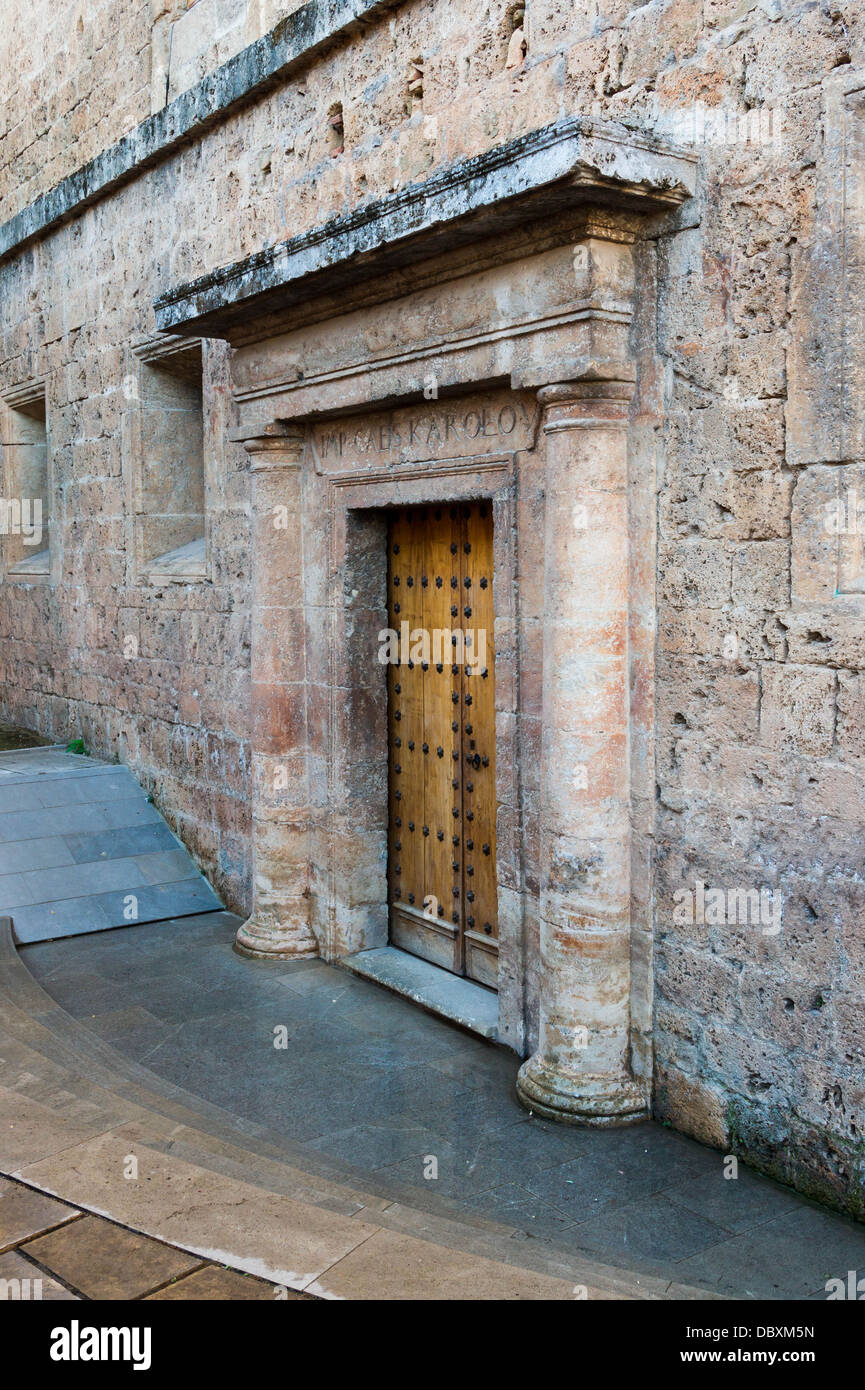 Une entrée latérale pour le 'Palacio de Carlos V', (IMP.CAES.KAROLO.C.), à l'Alhambra, Grenade, Espagne. Banque D'Images