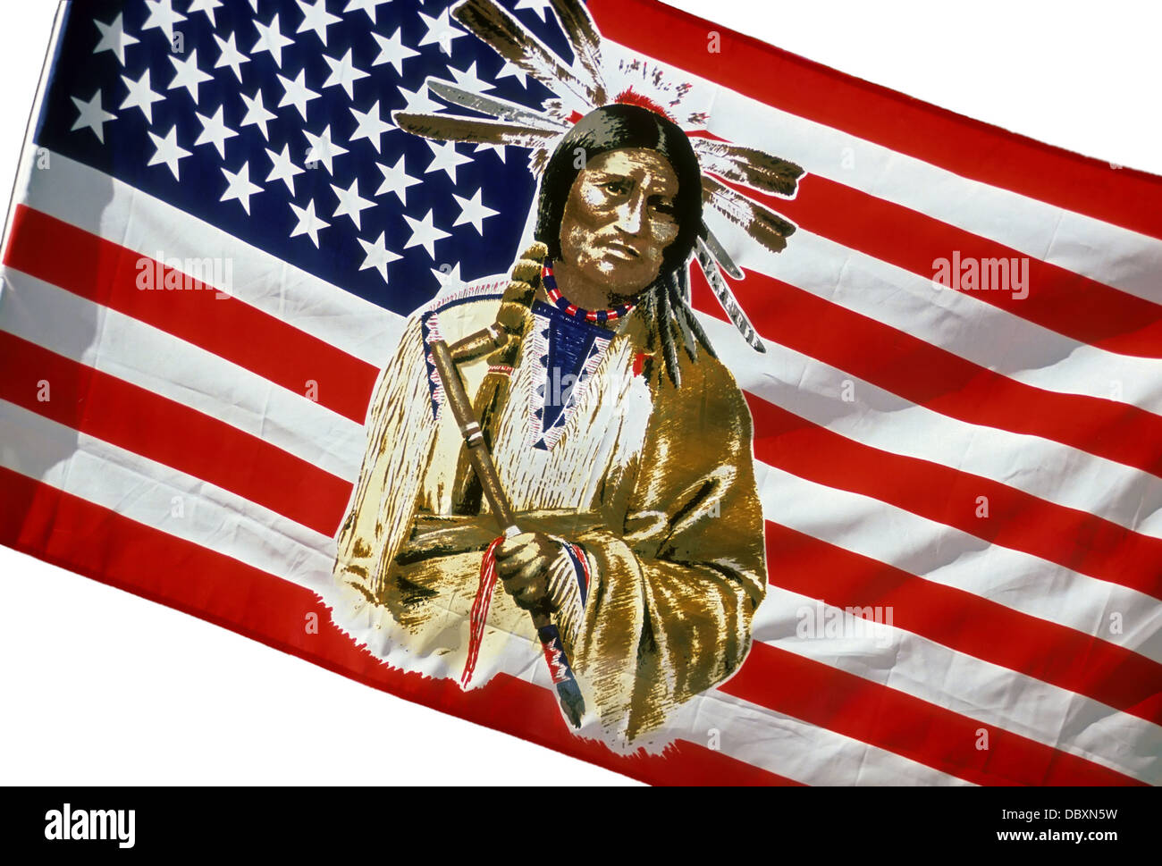 Drapeau américain avec une image d'un Native American Indian tenant un calumet de la paix. Banque D'Images