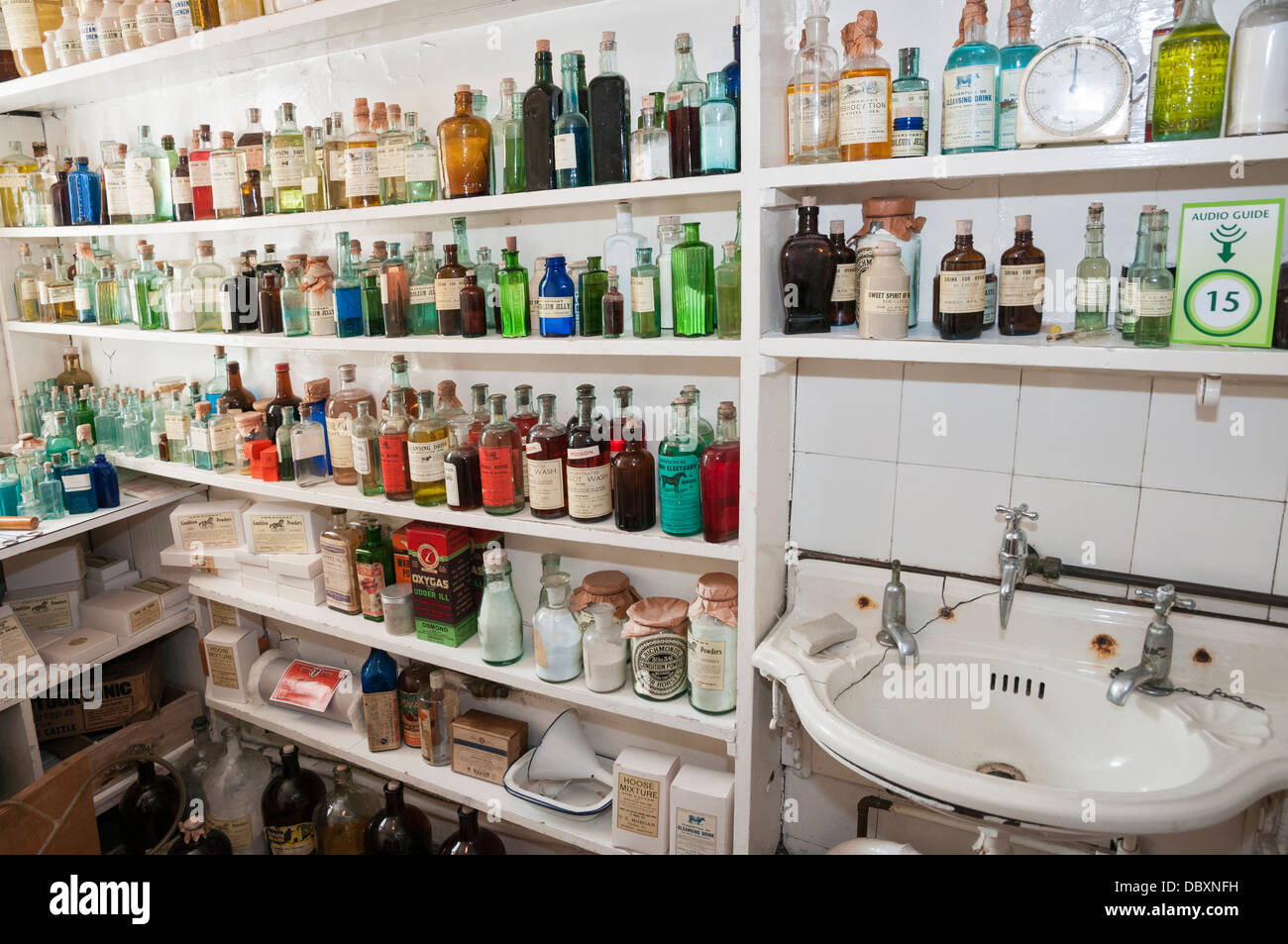 World of James Herriot Museum, home, office vétérinaire, de l'Alf Wight, auteur toutes les créatures grandes et petites vers les années 1940 pharmacy Banque D'Images