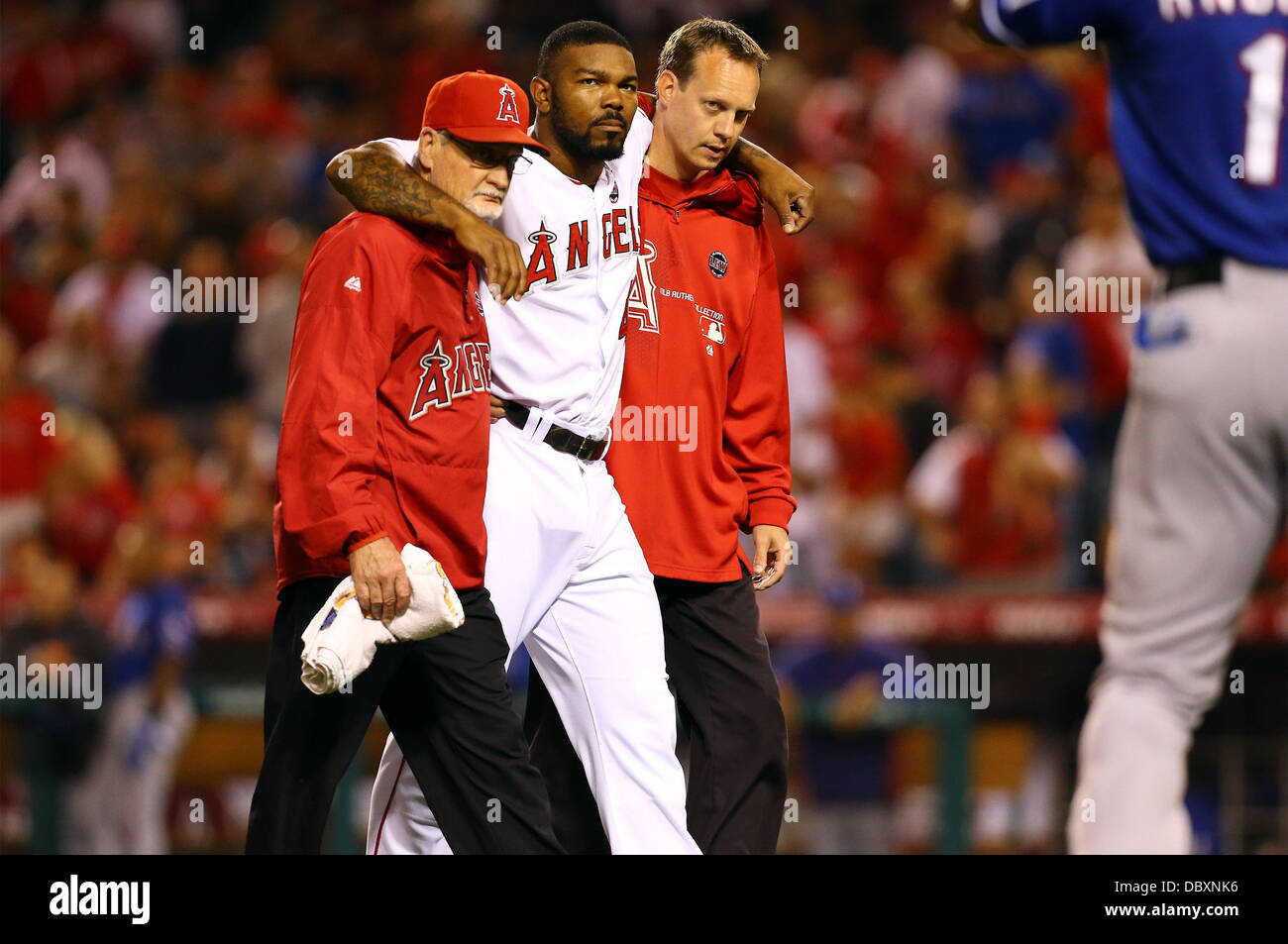 Anaheim, Californie, USA. 5 Août, 2013. 5 août 2013, Anaheim, California : Los Angeles Angels le deuxième but Howie Kendrick (47) s'en alla le terrain après avoir été blessé lors de la collision avec Los Angeles Angels droit fielder Collin Cowgill (19) dans le champ au cours de la jeu de la Ligue Majeure de Baseball entre les Texas Rangers et les Los Angeles Angels au Angel Stadium le 5 août 2013 à Anaheim, en Californie. Rob Carmell/CSM/Alamy Live News Banque D'Images