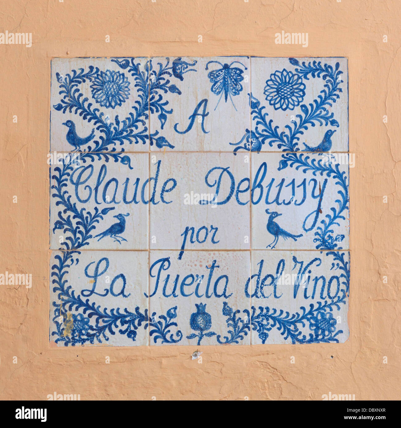 Hommage à Claude Debussy, souvenir de la prélude de piano nommé d'après la 'Puerta del Vino', à l'Alhambra, Grenade, Espagne. Banque D'Images