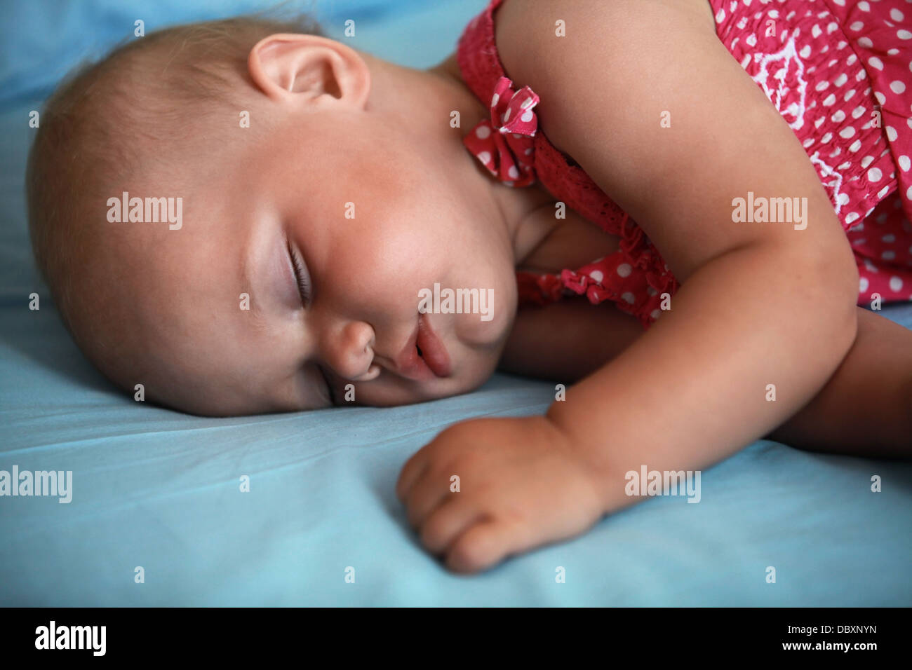 Petite fille dort dans le lit Banque D'Images