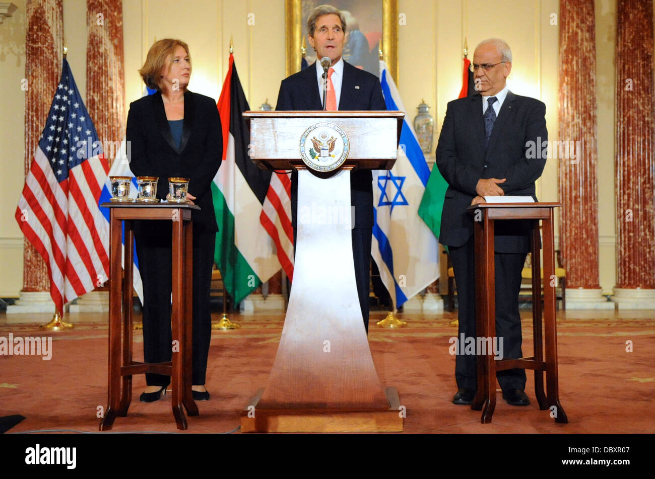 Kerry, secrétaire de la justice israélienne Livni, ministre palestinien Saeb Erekat, négociateur en chef et journalistes d'adresse Banque D'Images